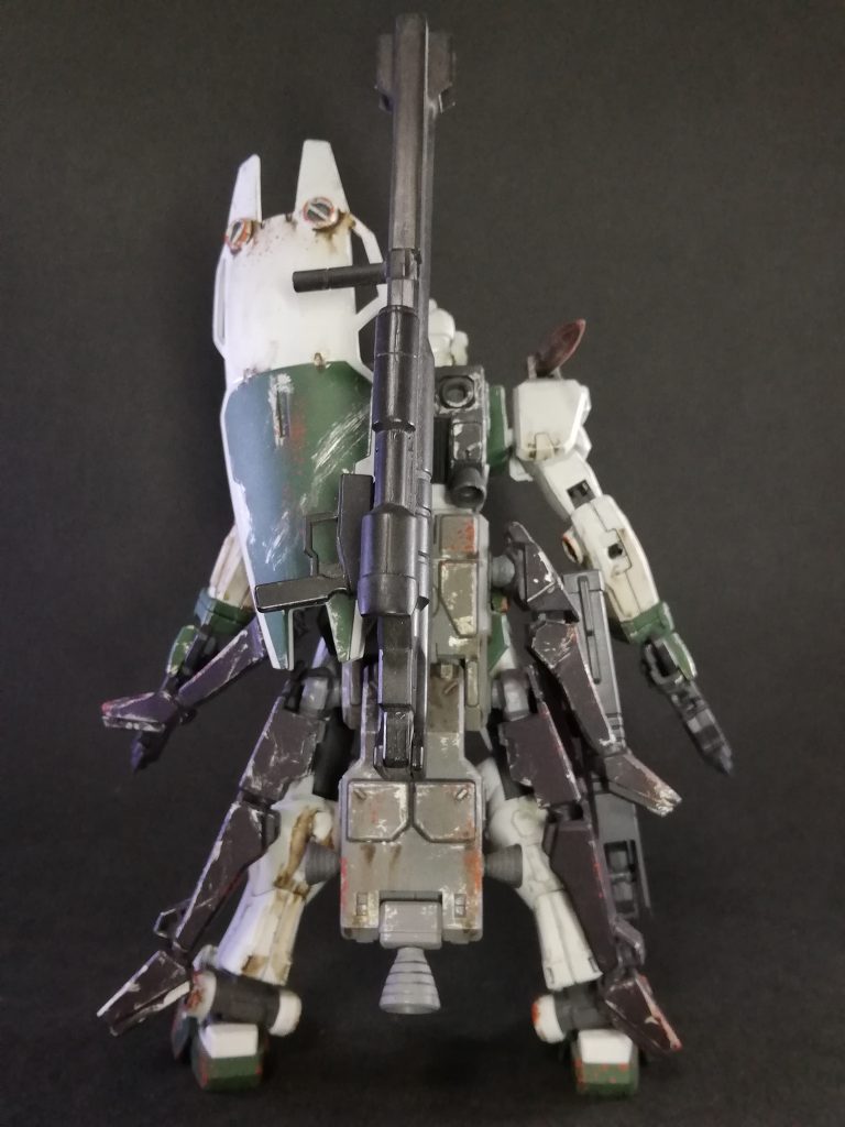 K9の特徴であるドッグパックは背中ではなく腰に取り付けました。