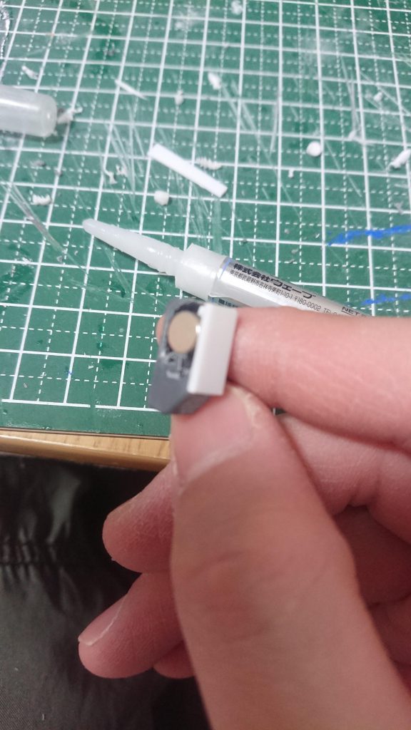 エネルギーチューブのパーツはネオジム磁石で装着出来るように
これで左右どちらにも付けられる