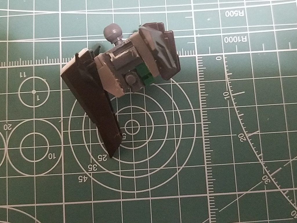 余ってたフェニーチェのパーツにアインの腰パーツを張り付けた感じです