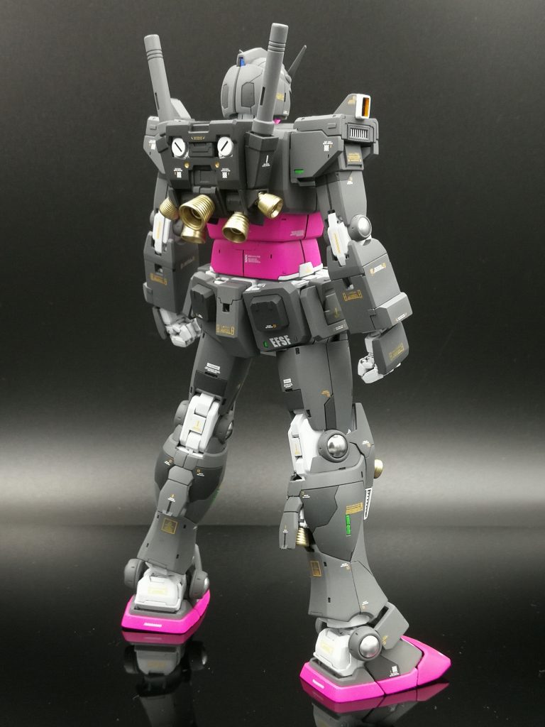 特徴的な赤紫は蛍光ピンク+クリアーブルー+白で作ってます。
蛍光系なので全体色のトーンを落として目立つように。差し色として僅かばかりの緑とオレンジデカールで全体的に暗くなりすぎないようにしています。
黒+オレンジは合いますね♪