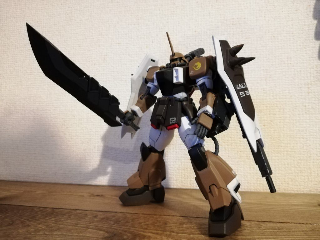 剣はコトブキヤ、背中の砲は鉄血オプションのものです。