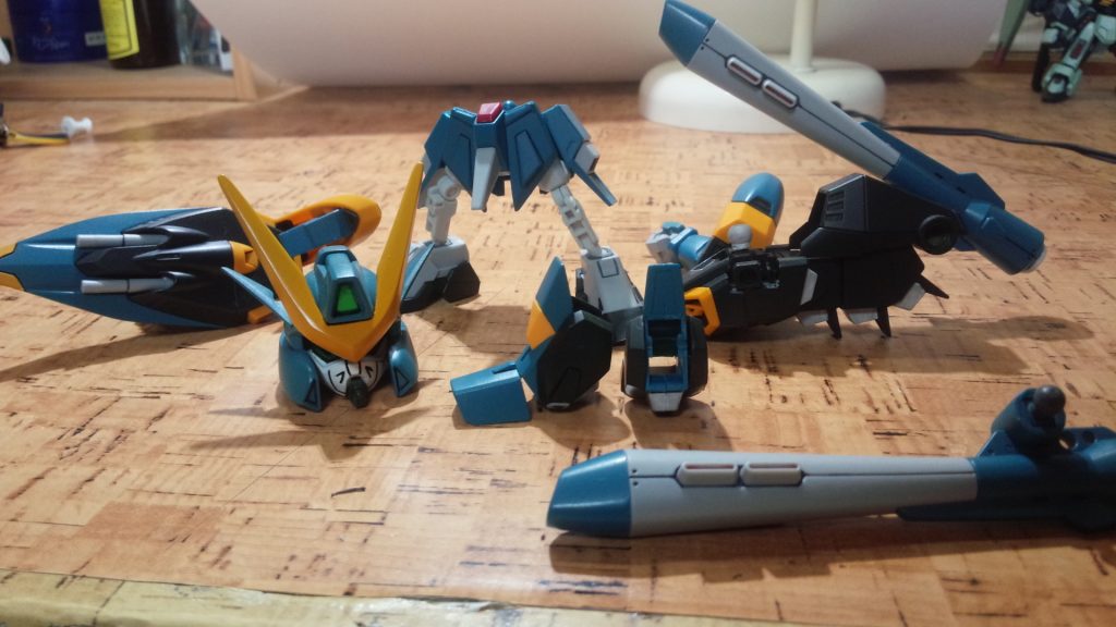 ちゃんとCSフレームで作れたのはカラミティだけでした。足は筒状にくり抜いて、スネのところは薄いゴムで繋げて動かせるようにしてあります。