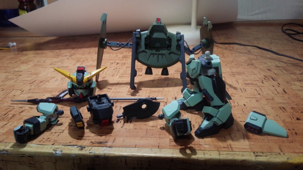 フォビドゥンはフレーム使わず、プラパイプで繋げて稼働できるようにしました。地味ですがゲシュマイディッヒパンツァーのリード線が、ちょっとこだわりです(´ー｀)