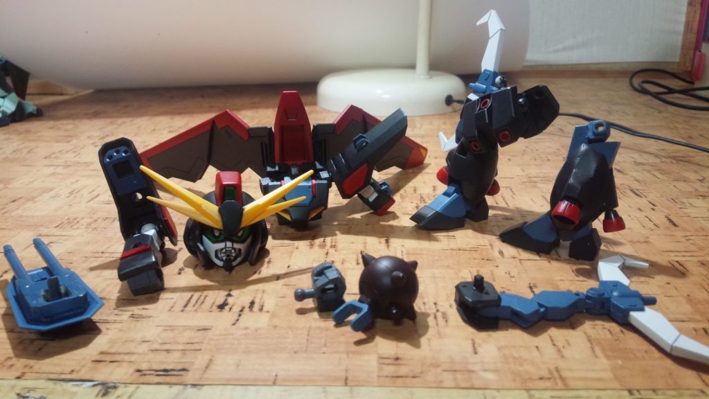 レイダーは上半身はCSフレームを埋め込み、足はHGを短縮して作りました。アフラマズダ（爪）は外股に付いてます。
ミョルニルは握ってません。手にハマってます。