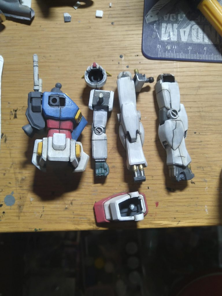 肩にポリキャップ、首と股関節と足首にボールジョイントを入れて組み立て易くしてます。