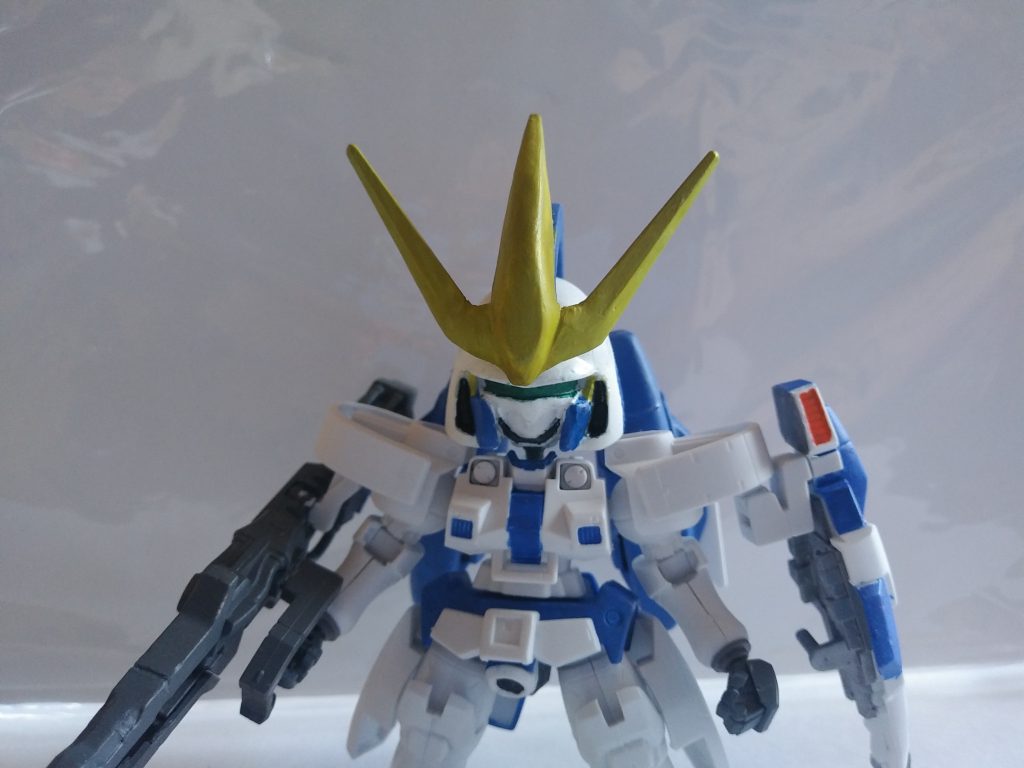 角はストライクをベースに使いました。
SDトールギスは顔が分割できないので塗装が大変でした。