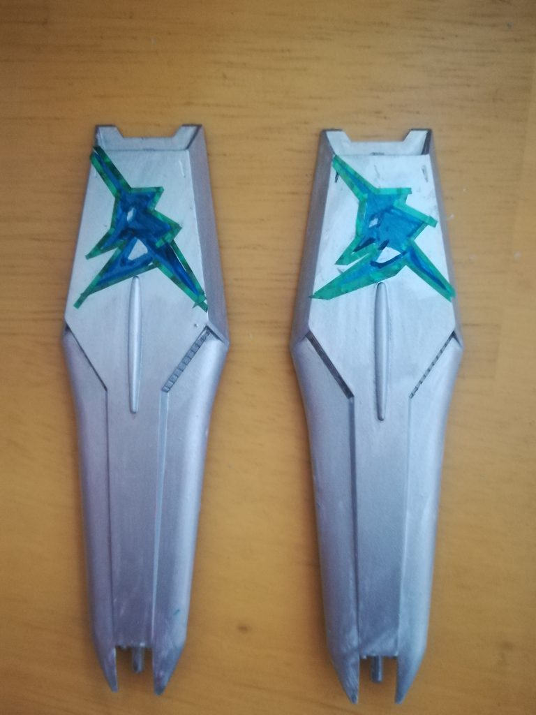 シールドはシルバー塗装にデカール✨を使わずにブルーメタリック✨筆塗装でユニコーンのマークを書きました✨物足りなかったのでシールちり紙の緑で囲みました✨