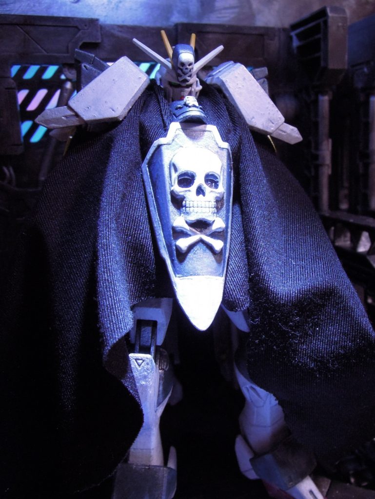 騒乱の場に現れる髑髏のレリーフを掲げたその姿を、人は何と呼ぶのだろうか…?