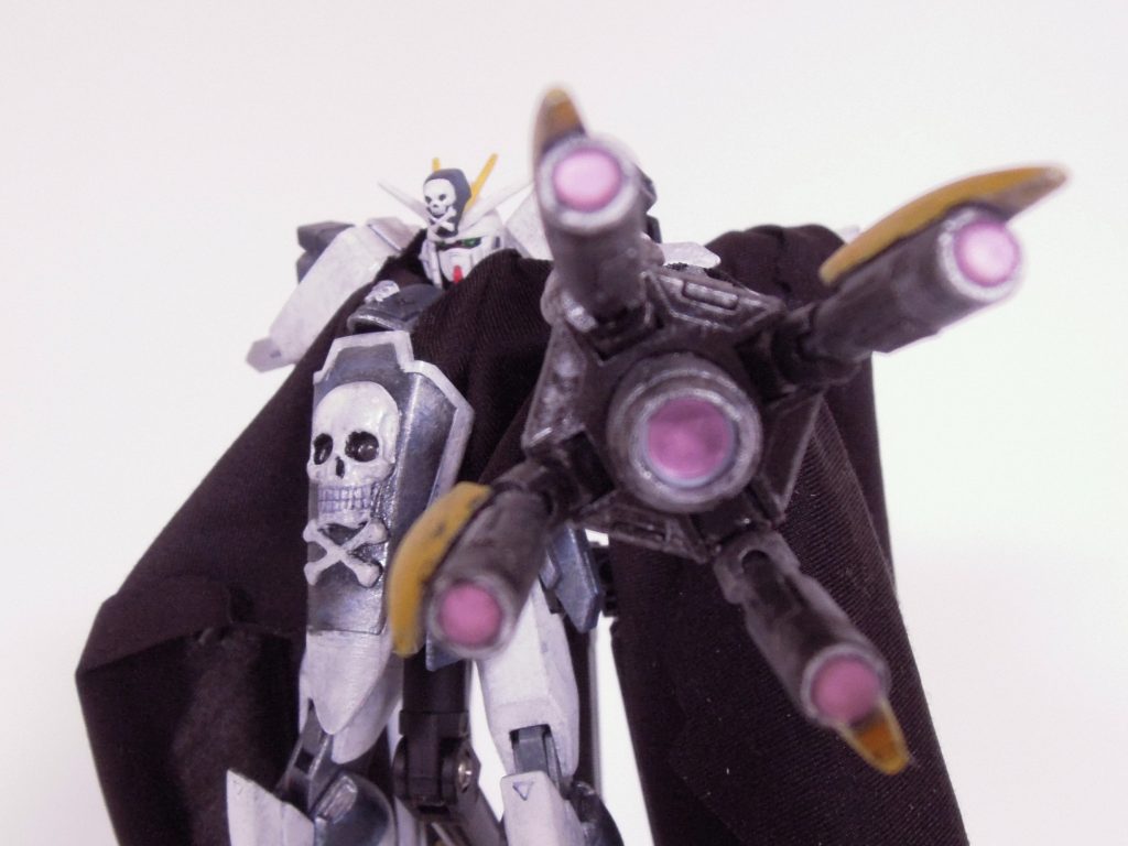 カギヅメスマッシャー
巨大な鉤爪型ビーム兵器。
砲身の焼け付きを防ぐ為、頻繁に冷却が必要。