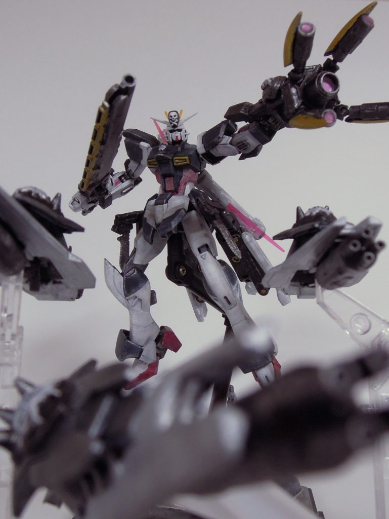 クロスボーンガンダムの劣化版、出来損ないが、それでも工夫や努力で奮闘してくれる機体を想像して作りました。