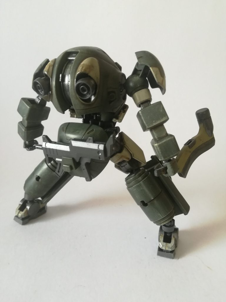 ロココ設計所が一般の冒険者向けに開発した重操兵。
ベースとなった機体は輸出仕様のフォッシュで、重装甲と運動性の両立と拡張性と汎用性の確保を目的とした設計がされた。また本機にはロココ設計所の開発したリャグーシカとヴェーチェルや同設計所の保有する装甲車のデータ等が流用されている。
背部にはツィマッド工呪会の協力で低出力の魔導スラスターが2基が装備された。