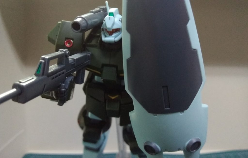 シールドで防ぎつつ進軍