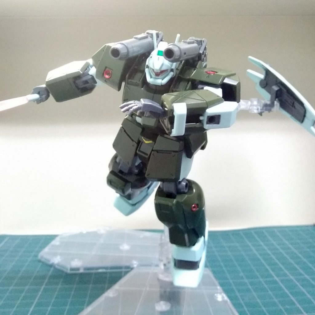 ビームサーベルを持って突撃！ポーズはガンダムUC冒頭に登場したスタークジェガンを意識しました。