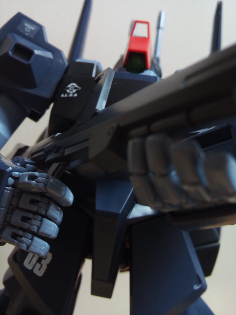 スプレーやエアブラシの使える環境では無いのでメラミンスポンジでツヤ消しに挑戦してみました。少量の水を含ませると粉の飛び散りが抑えられます。