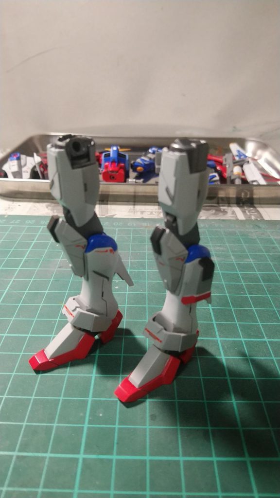 脚部はふくらはぎに追加のブースターをパテで制作 光の翼の爆発的な加速を制御するためには、横も必要だろうと思い制作してます