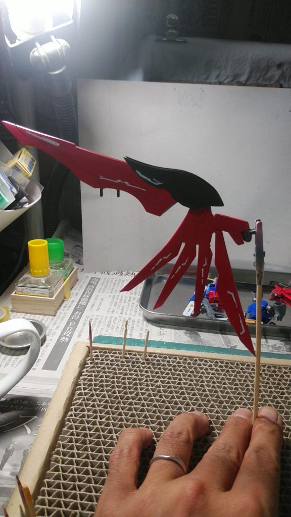 主翼の大型化に伴い小羽も大型化全て切り飛ばしプラ板で新造しました
先端に軽くグラデーション入れてますが、写真だと分かりづらいですね。