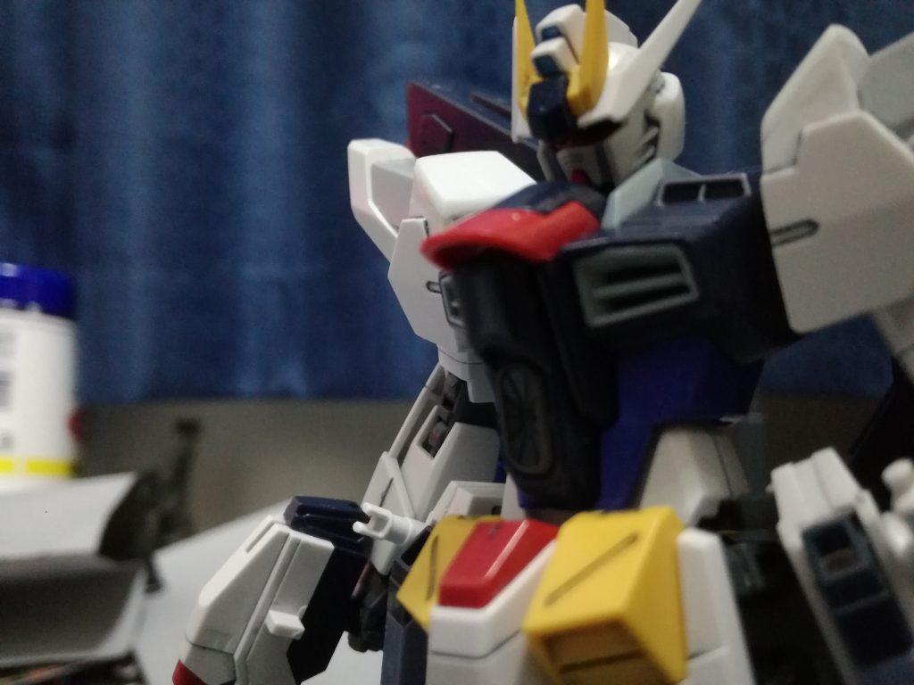 ビームライフル、バックパック、細かいパーツはストライクフリーダムから左右腰のレールガンはフリーダム、金色のポリキャップはラブファントムのグレーのポリキャップを移植しました。最後は墨入れで完了です