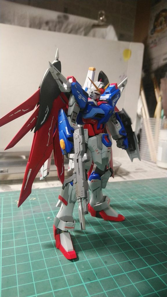 メタルビルド、RGを参考に形状出しと白の塗り分けをしました。
ビームライフルはニュートラルグレーの上に軽くスターブライトアイアンを重ねてます。