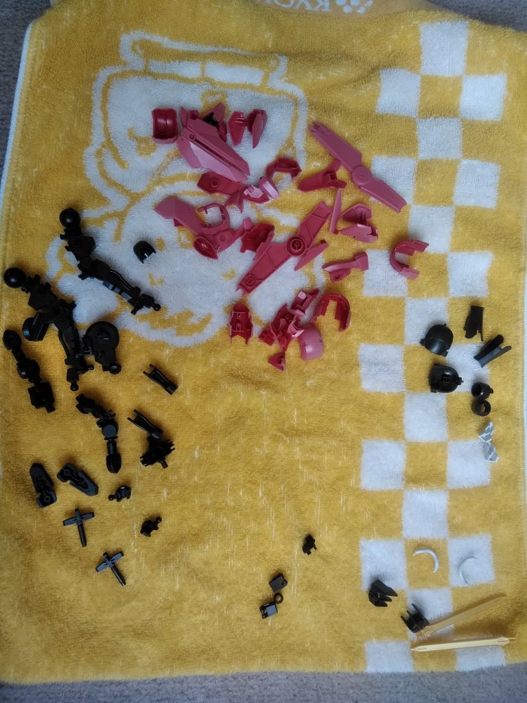 バラして洗って、色ごとにだいたいの分類。バラしていると作成時の昔の粗が目立ちました笑