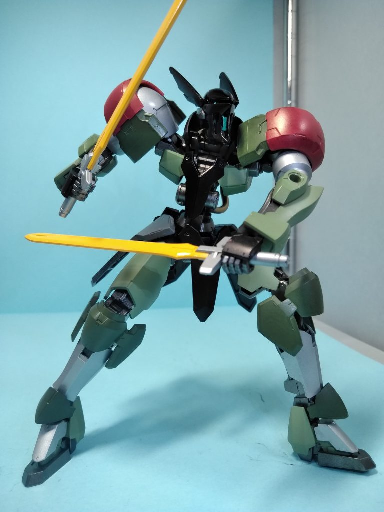 関節の修理したら今度は固すぎて動かすのに一苦労。塗装剥げも怖いのでそれほど動けなくなったのは失敗ですね