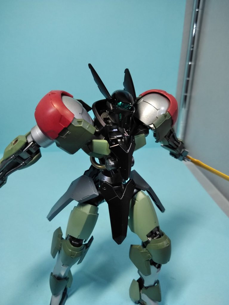 カメラ部分はお試しでメタリックカラーで塗装。キットはバイザーパーツが無いですが、メタリックカラーで塗装したら意外とごまかせますね笑