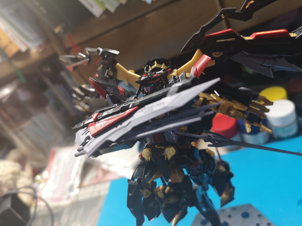 トリケロス改を盾にして相手に向かってくイメージで撮りました
こういう感じで凸ってくの個人的に好きw
にしてもトリケロス改ってすごいよなぁ
実体剣にランサーダート、ビームサーベルにビームライフルが1つになってるもん