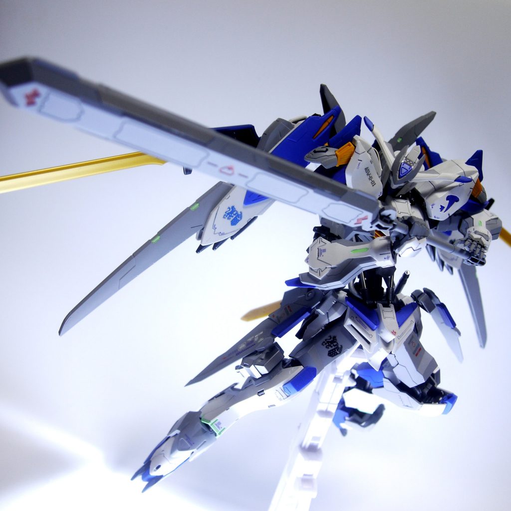 こちらはソードメイスの構えです