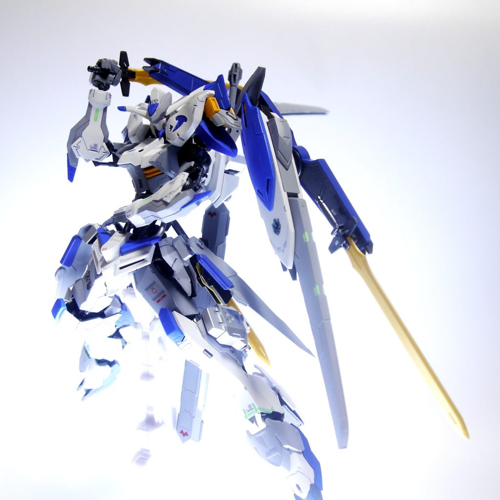 抜刀。どちらの剣もホルダーがよく可動するので抜刀しやすくなっております