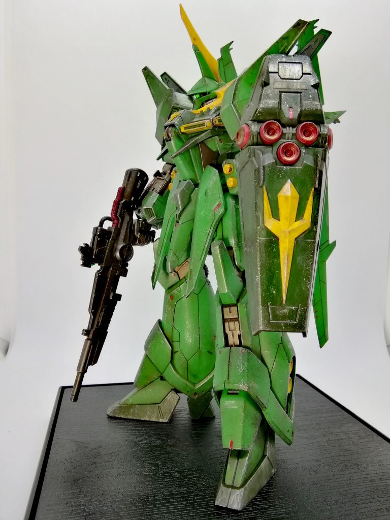 ライフル持ち側面のショット。