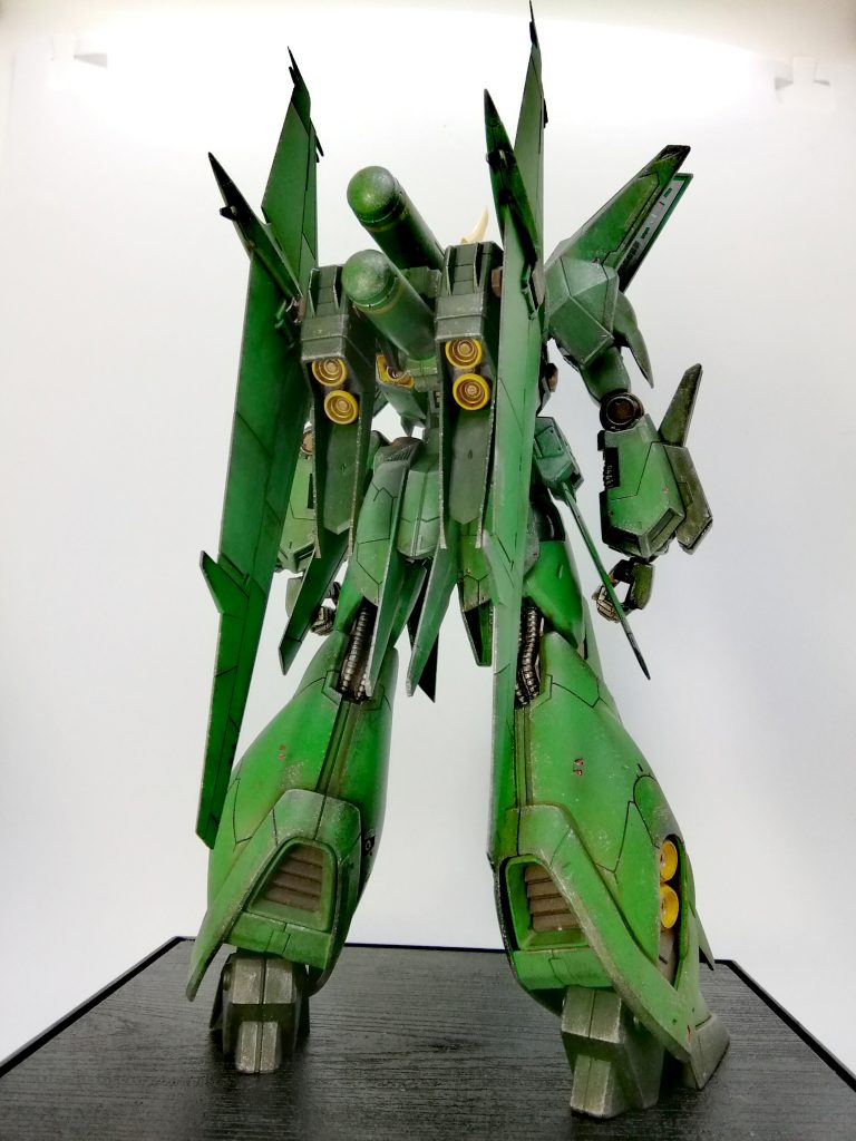 立ち背面のショット。