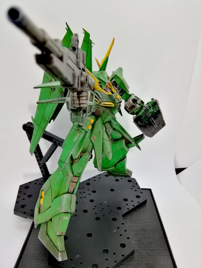 ライフル構え。少し関節の保持力に難が、、。ポージングは骨が折れる。