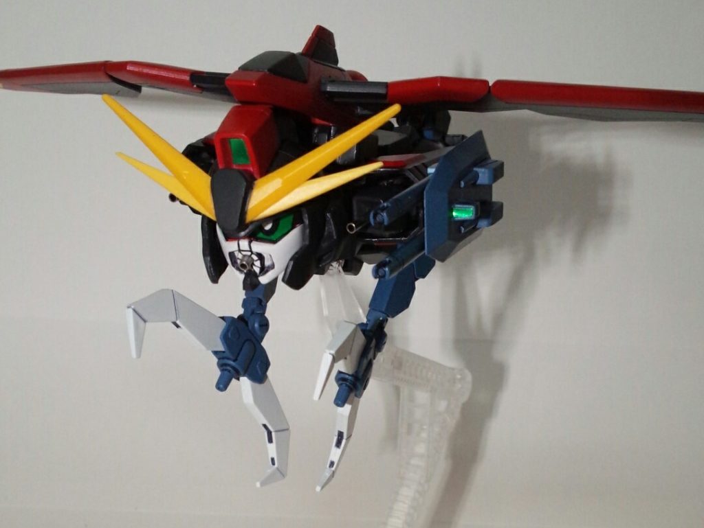 後頭部に穴を空けてあり、モビルアーマーでは前を向きます。肩の機関銃は変形時のみはめてます。コレも砲身はシャフトです。下からは見ちゃダメです。