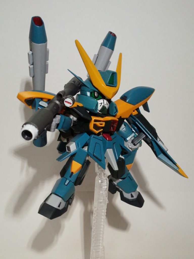 小さいアンテナはシャアザクの角なんですが、接着してるだけです。ポーズ取らせてるとき、トーテスブロックによく当たるので、モゲないかと心配です……