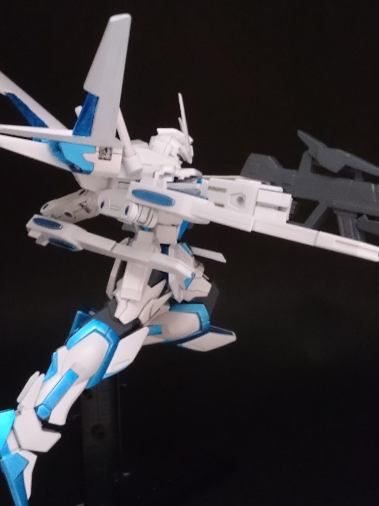 エールストライカー プラス

機動性は通常のエールストライカーと比べ劣るが代わりにビーム砲を取り付けた
為攻撃性は向上している

(エールストライカー下部のスラスターをアームアームズ(小)とユニバースブースターのビーム砲に変更)