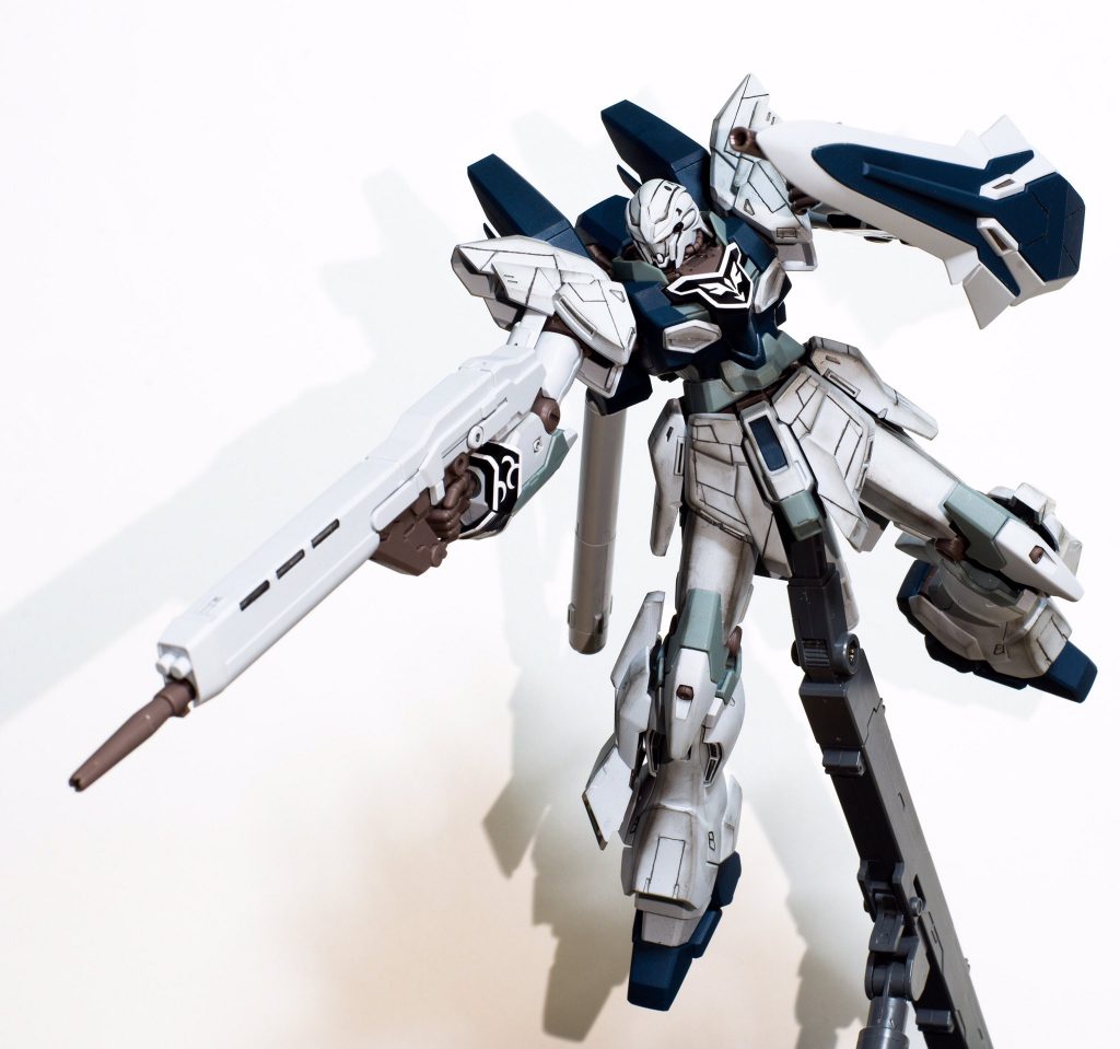 次はパッケージイラスト!
保持力も何気にあります(笑)なので大きなライフルを持たせても腕が下がってくるなんてことはないです
このキットはもう一個作ってもいいかなって思いますね!
まぁ…MGの積んでますが…(笑)