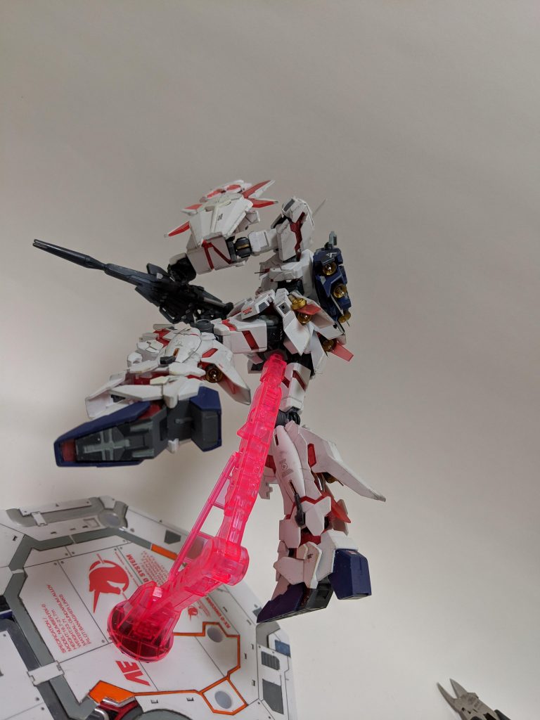 足の甲をスライドさせて、サイコフレームを追加しました
ふくらはぎのスラスターも大きく開くように
わかるかなー?