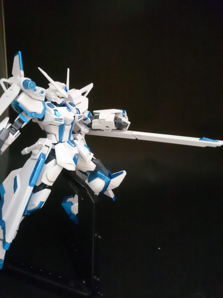 高出力長距離ビーム砲 ドルディーン

背面左部に装備されている大型ビームランチャー
連射性能は低いが一発の威力は非常に高い