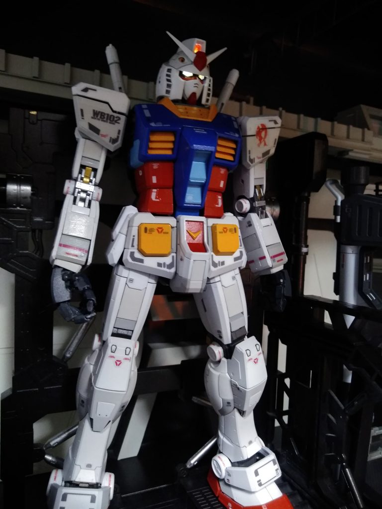 自作チップLEDを組み込んでいます
電池ボックスは自作により省スペース化を図ることで、コアファイター折りたたみバージョンを収容した状態でも点灯可能です。
（市販のLEDキットを組み込む際は、なんちゃってコアブロックへの換装を強いられます…）