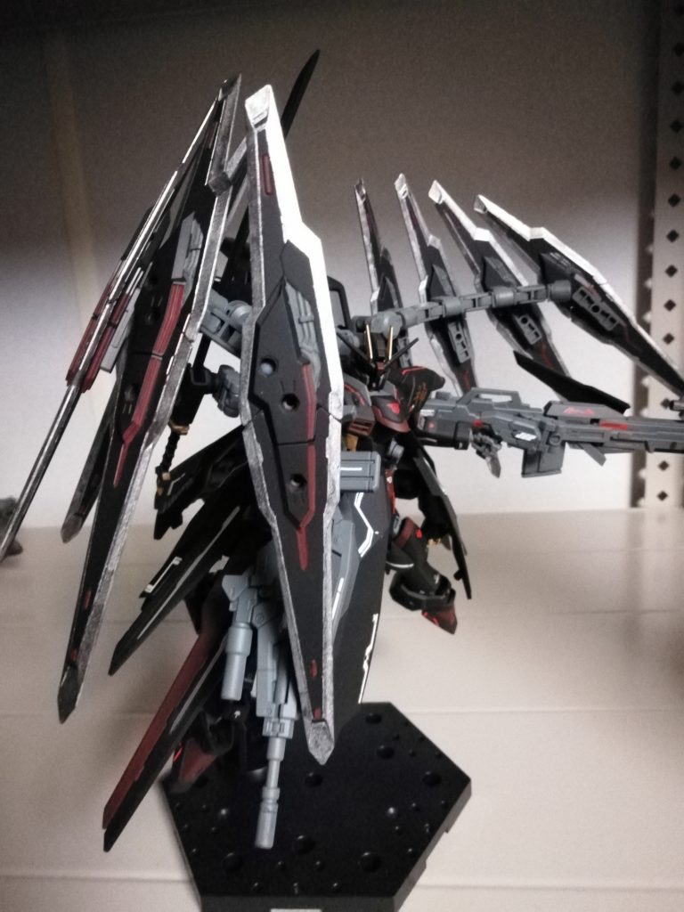 背部のドラグーンは盾の役目も果たします。