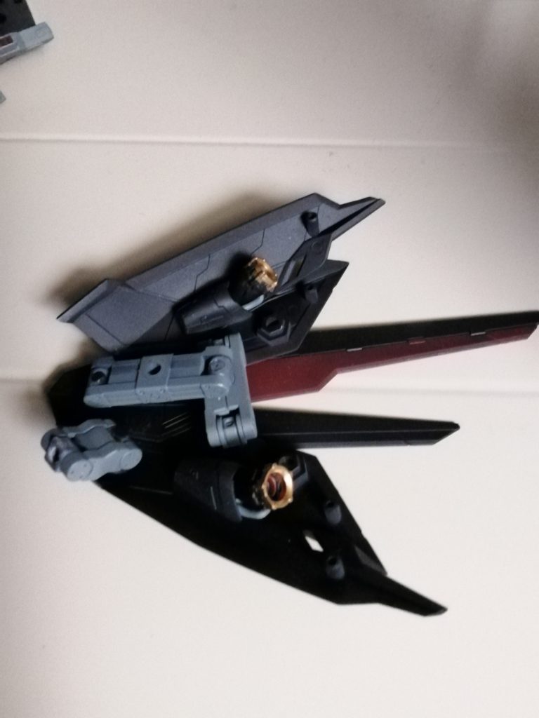 袴のようなサイドスカートの中にもブースターを。高空にホバリングし続ける事も可能です。