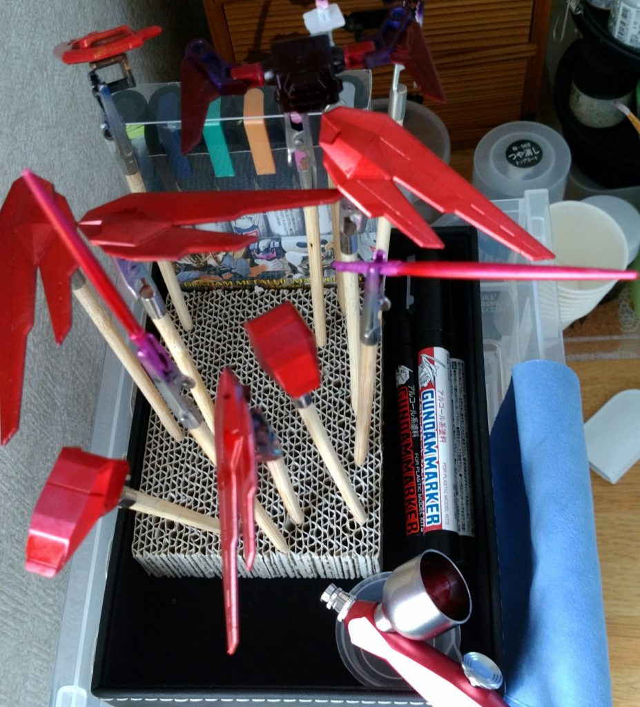 ガンダムマーカーメタリックレッドを吹き、その上からクリアレッドを吹きました。