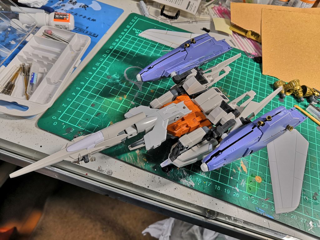 改造中。なんかいい羽ないか他キット探してみましたが、結局プラ板で製作しました。前進翼ってレアでした。