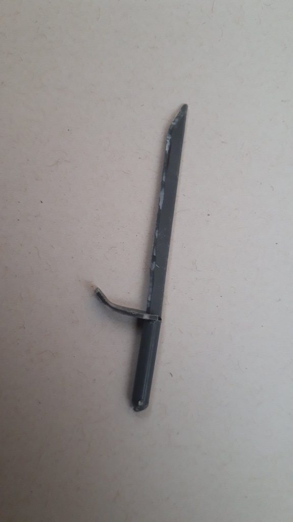 ランナータグとランナーでこさえた銃剣。このあと取り付けられるように微調整した。