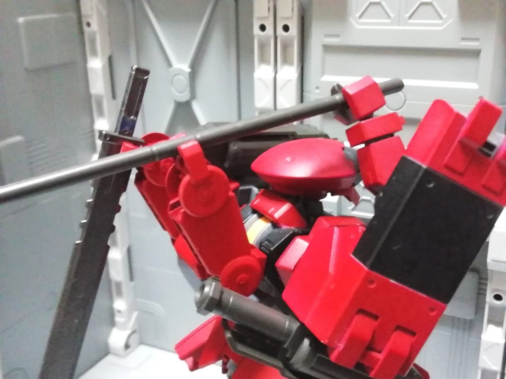 サブアームから兵装を取る様子