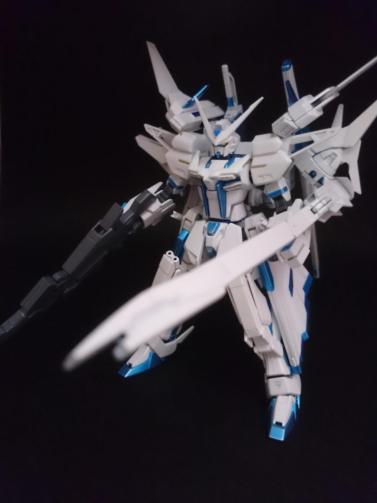 クレニアムビームキャノン
バックパックに装備されているビームキャノン砲
威力は十分あるが一度撃つ度に数分間使用できない