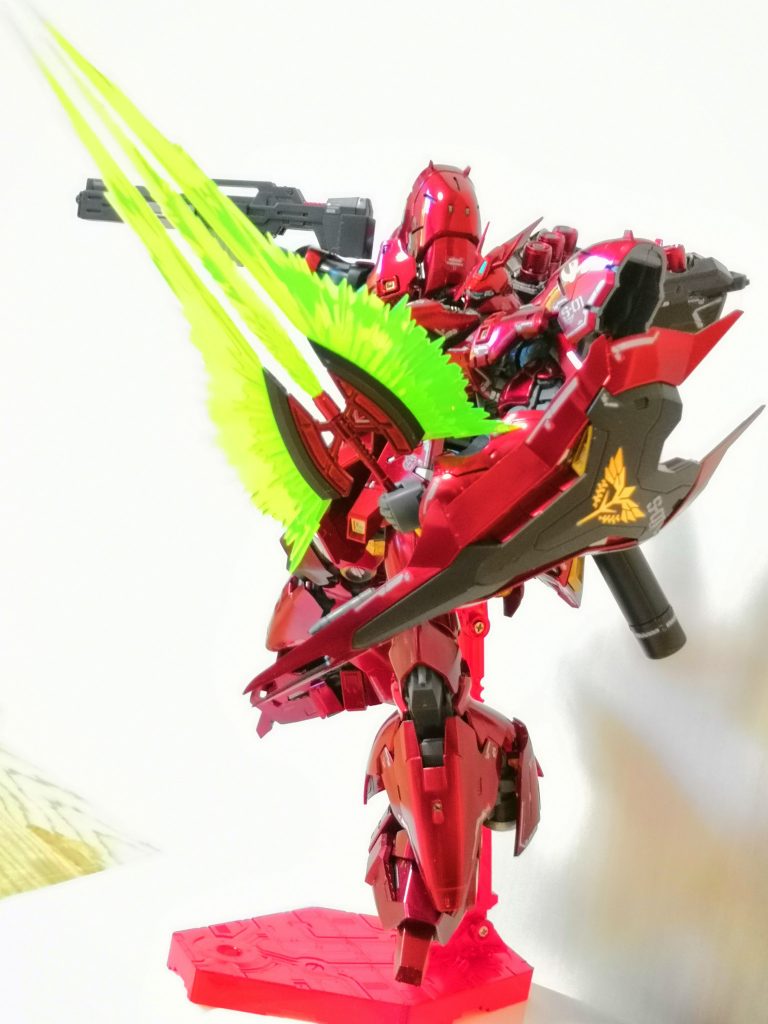 ビームトマホークとライフルを構えて。