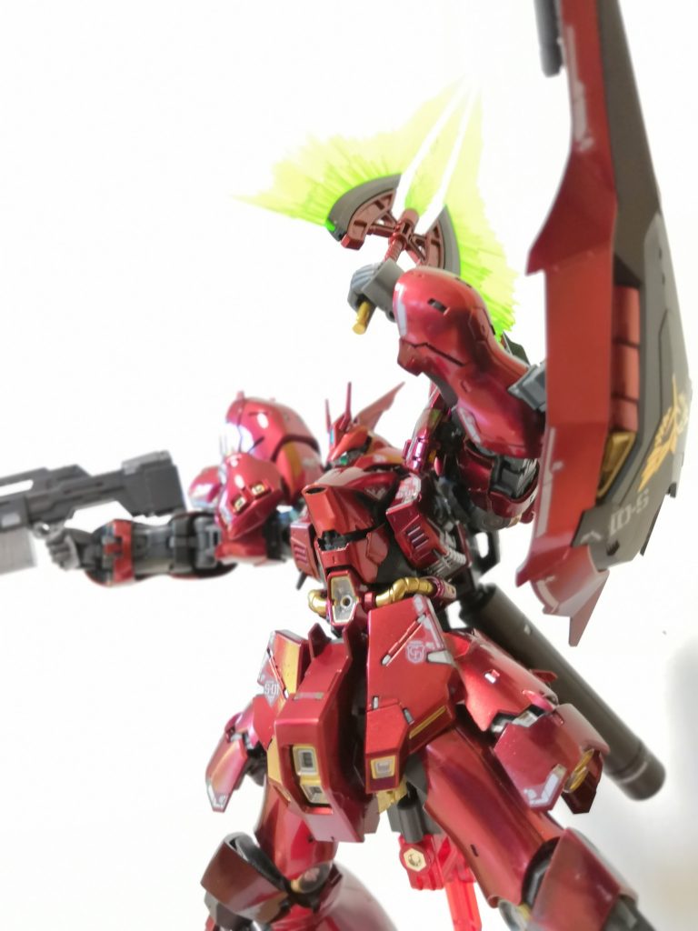 下地の色で微妙に光り方が違います。