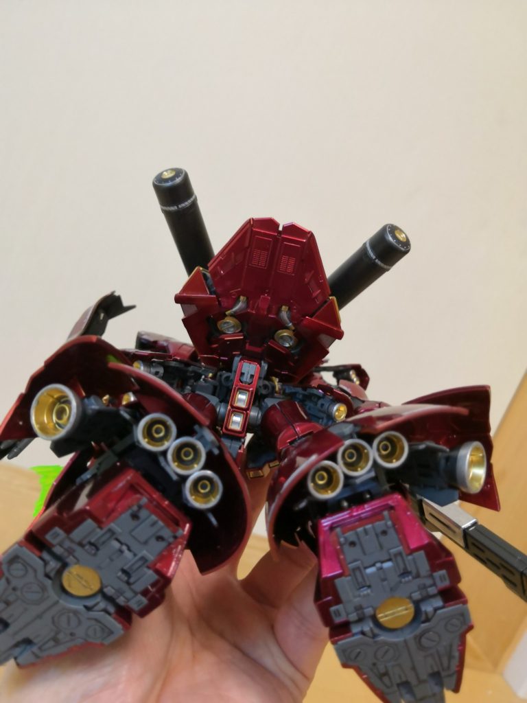 バーニア類はガンダムマーカーで中をゴールド、周りをシルバーで塗装しました。