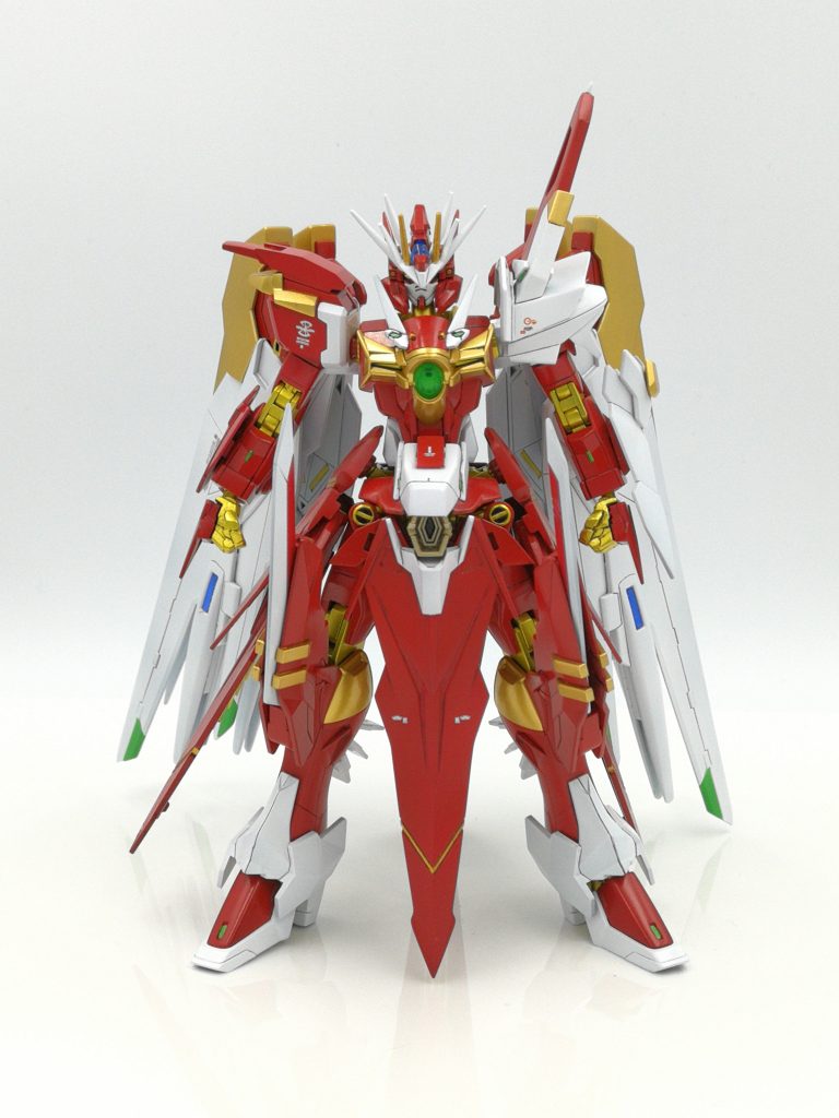 全体のイメージとして聖騎士っぽさを元に忍パルスをベースに製作しました。紛争地に舞い降りる救世主といったところでしょうかね(?)
フレームはストライクフリーダムのような金に。メイン色の赤のサブ色になる金はフレームとは違う金を使用して違いを出しました。差し色の緑も全体の配色バランスを見ながら置いています。
ウィングだけはインパクトを出したかったので白で本体との差をつけています。