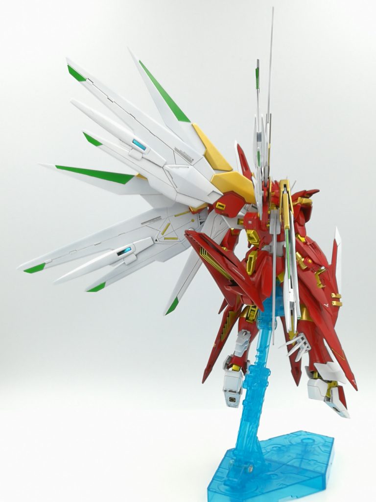 ウィングはガンダムフェニーチェリナーシタとフリーダムを組み合わせて製作。
展開のインパクトが大きくなってよかったと思います。
また腰のヴォワチュールリュミエールも展開出来るようにしています。
後ろが重くなってしまうので胴体の反りも補強を入れてるのでポージングに影響はありません。